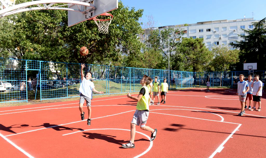 A basketball course behind the Simpo building reconstructed, soon a new children's playground in this neighborhood