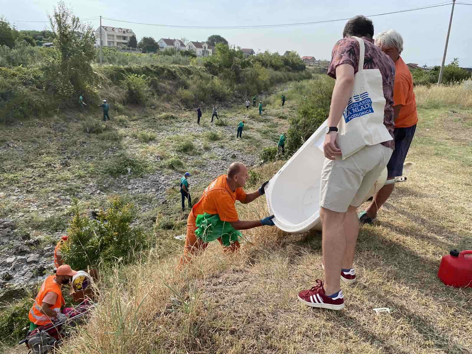 The city celebrates International Coastal Cleanup Day with the action of cleaning the riverbed of Sitnica river