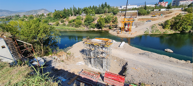 The installation of the steel structure on a new pedestrian bridge on Morača