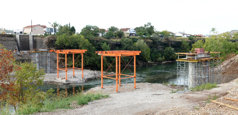 The installation of the steel structure on a new pedestrian bridge on Morača