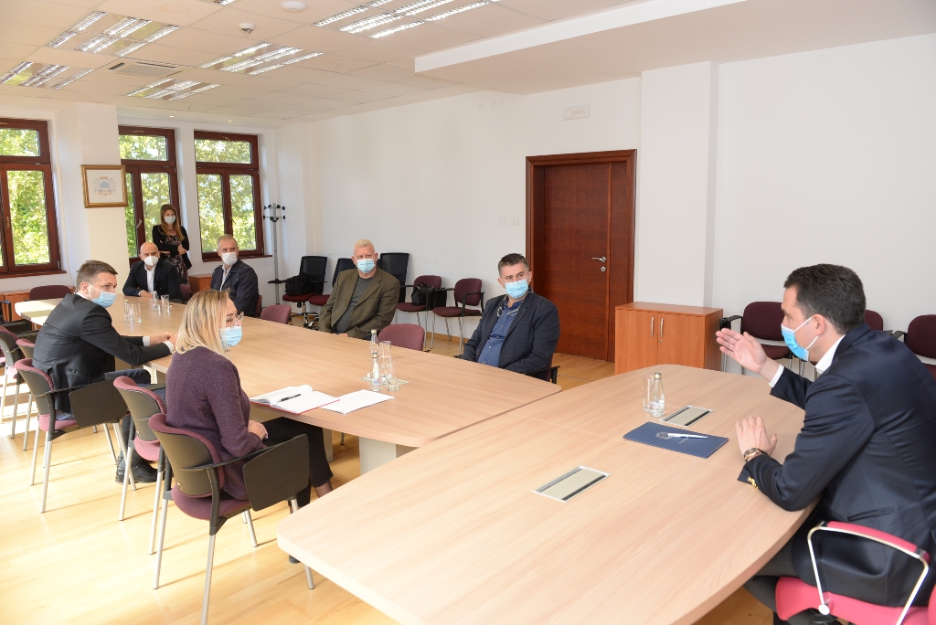 Vuković with representatives of caterers: The Capital will help caterers with amonut of EUR 80,000