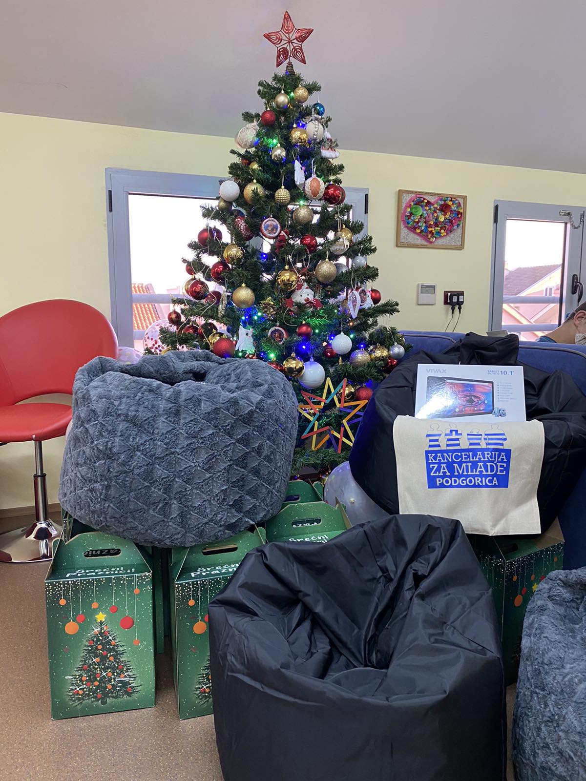 The Office for Youth  of the Capital presented New Year's gifts for the Day Center at Stari Aerodrom and to the first graders of the elementary school "Marko Miljanov"