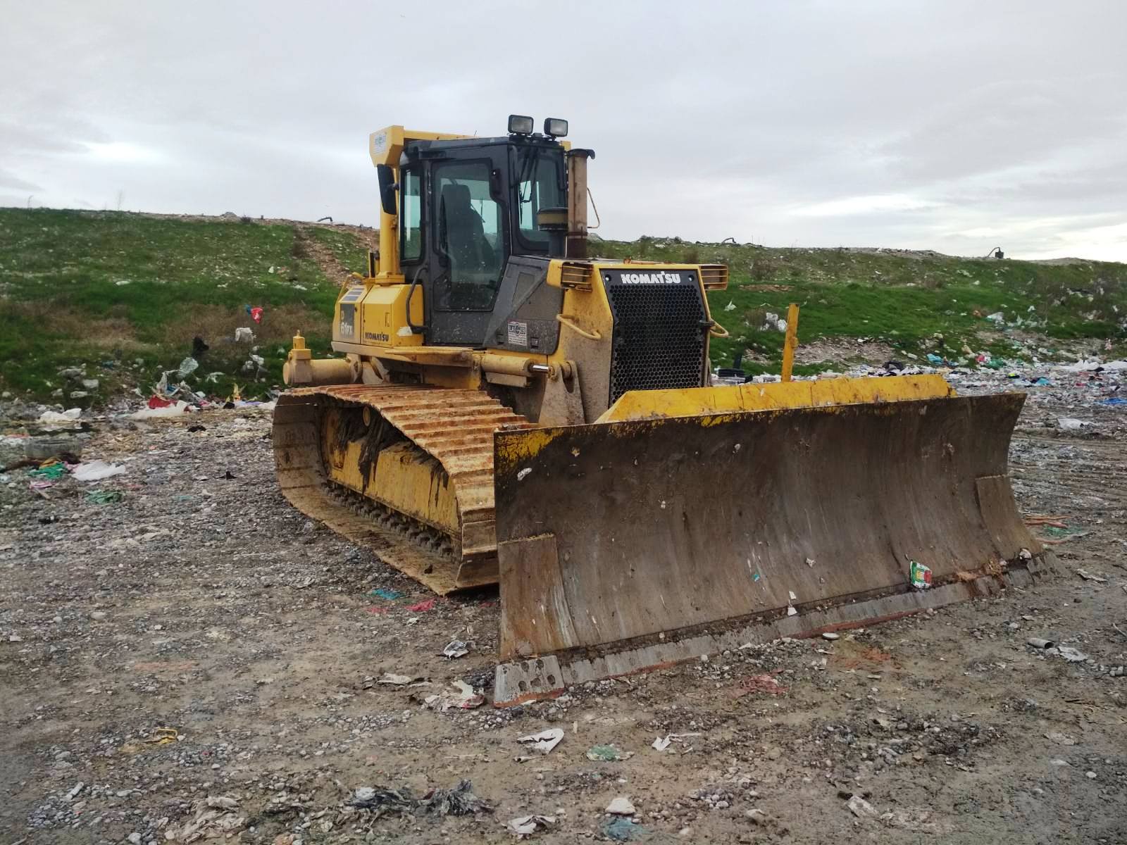 Landfill continues to invest in mechanization; New bulldozer for the treatment of municipal waste on sanitary tubs in function