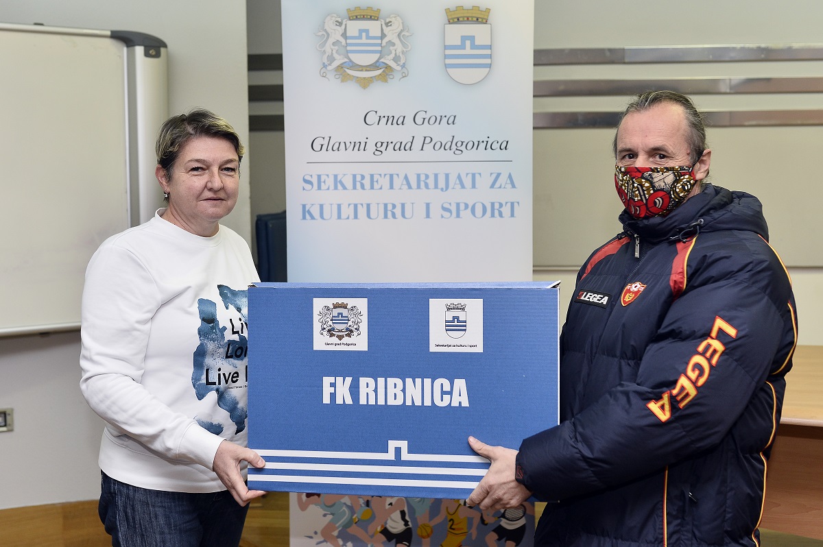 Secretariat for culture and sport of the Capital donated equipment to football clubs
