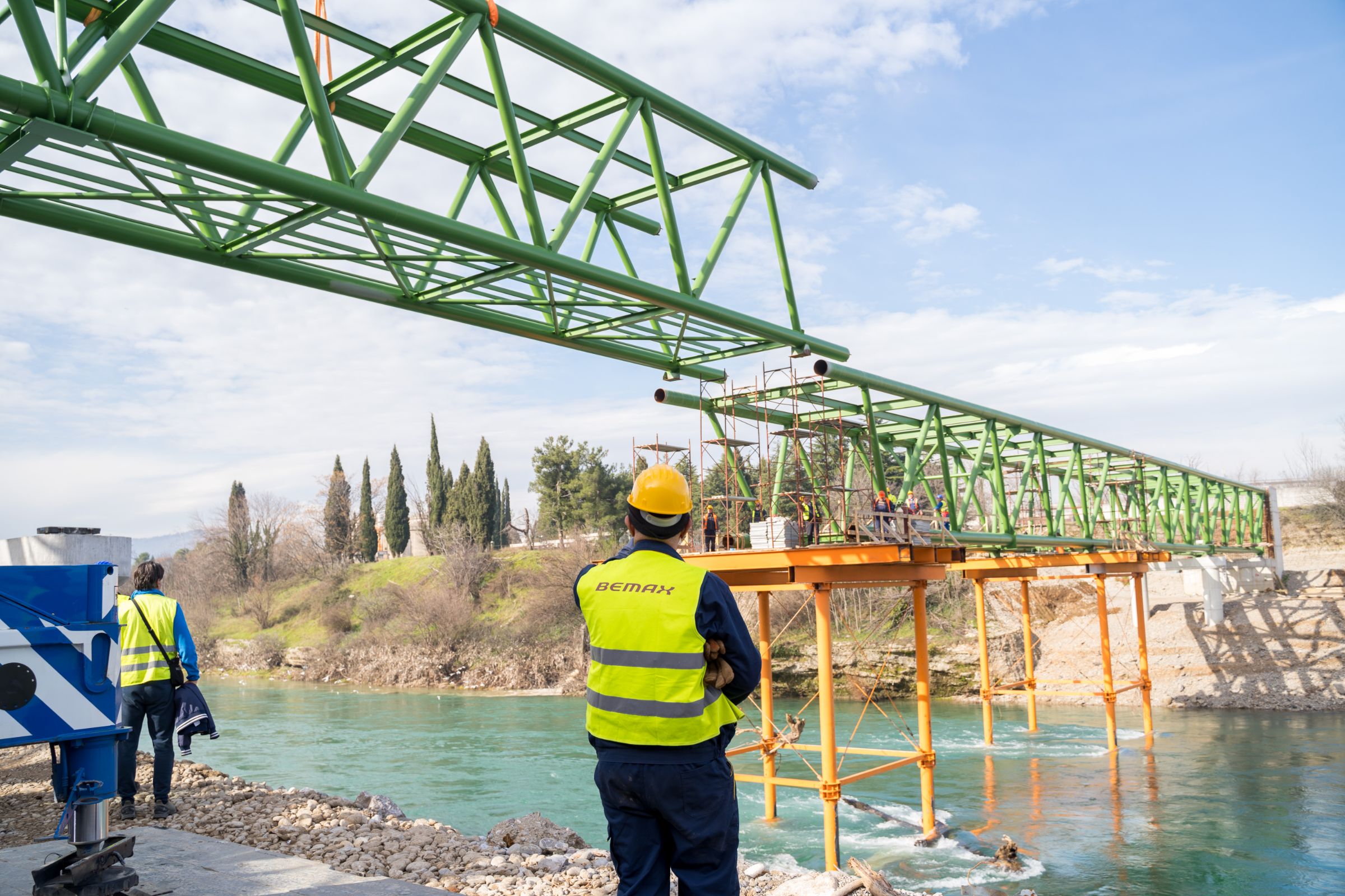 The third segment of the bridge construction has been installed: Podgorica will soon get a new pedestrian bridge