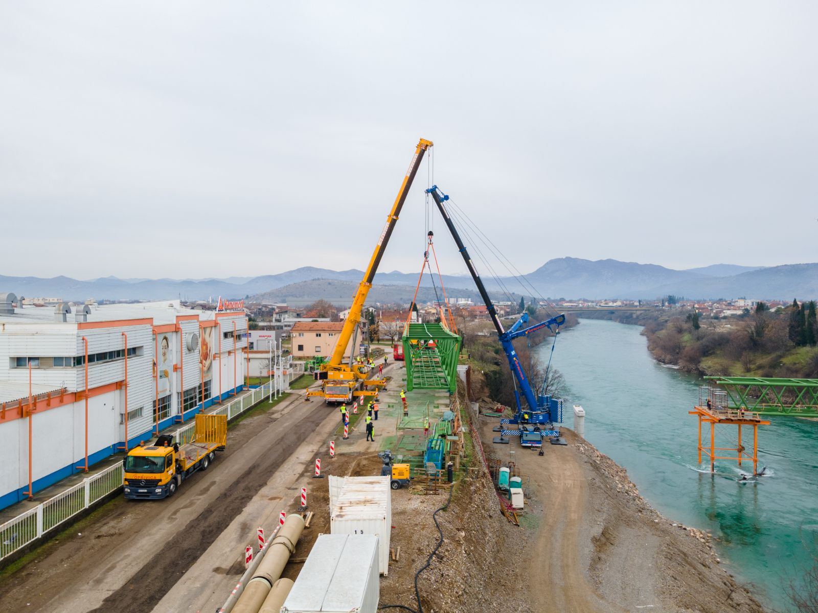 The third segment of the bridge construction has been installed: Podgorica will soon get a new pedestrian bridge