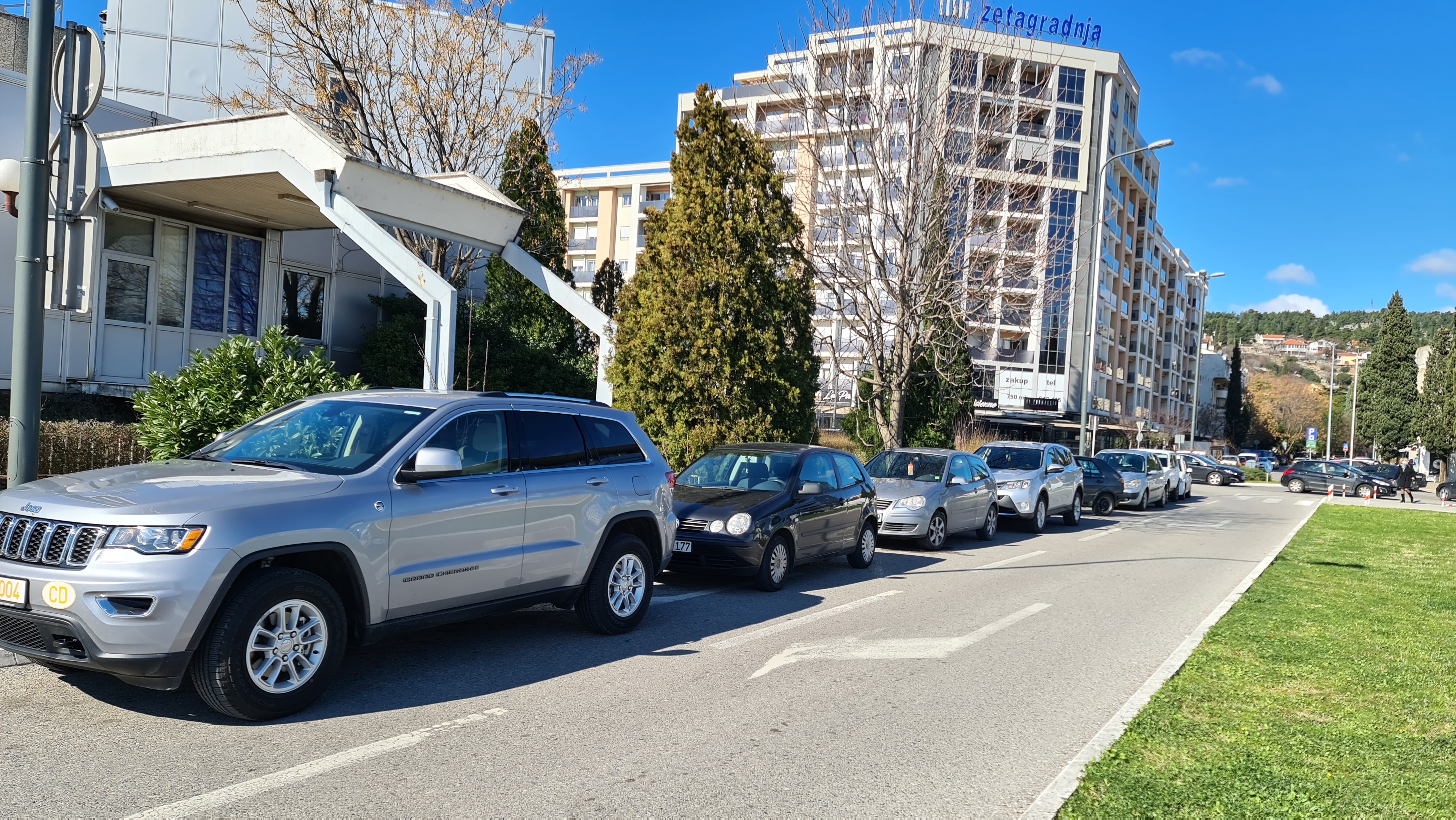 Appeal to citizens to comply with regulations; Having the parking lot, unscrupulous drivers still use sidewalks and road trails