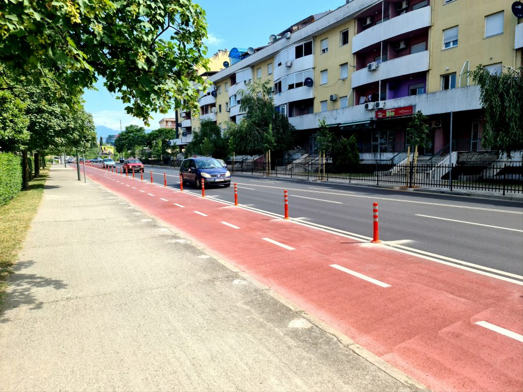 Biciklistička staza na Zabjelu  zaštitnim stubićima odvojena od ostalog dijela kolovoza