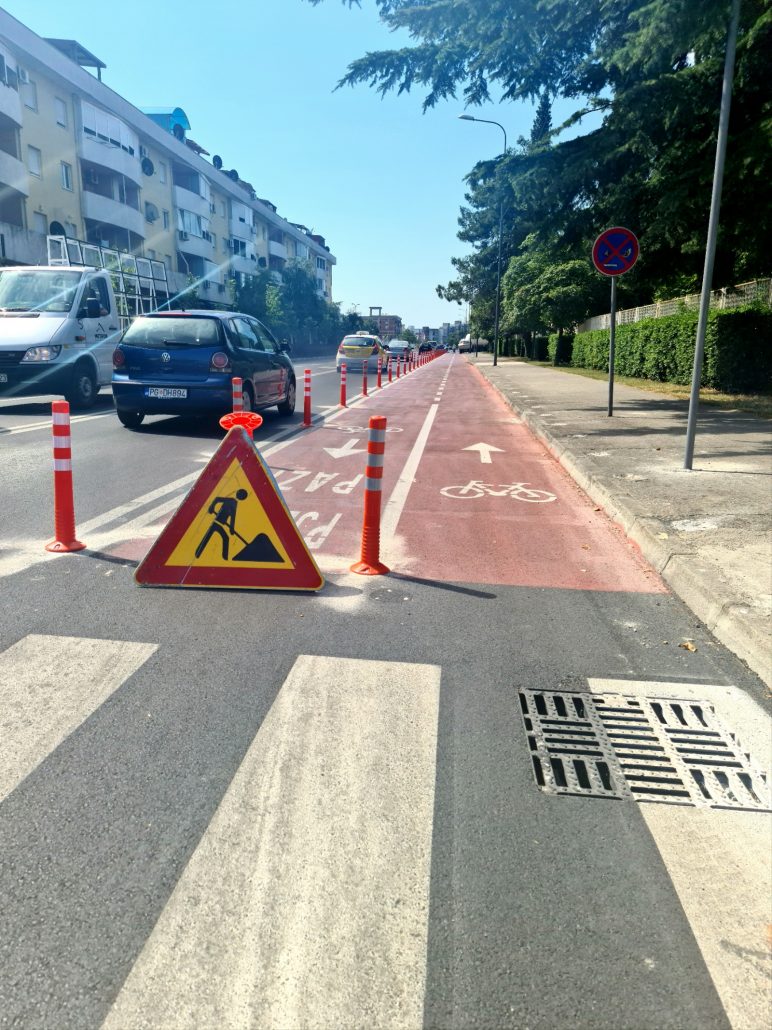 Biciklistička staza na Zabjelu  zaštitnim stubićima odvojena od ostalog dijela kolovoza