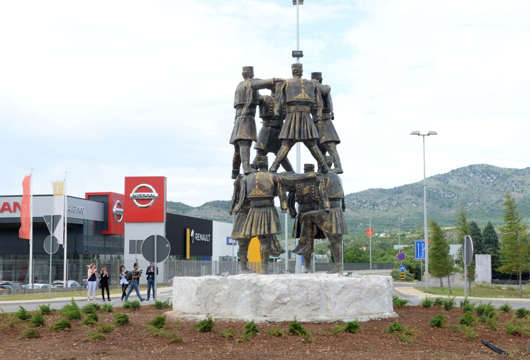 Spomenik Oro od danas krasi Bulevar 21.maj; Vujačić :  „Spomenik Oro  simbolizuje slobodu, a izniče iz ljutog i nikad pokorenog crnogorskog kamena ”