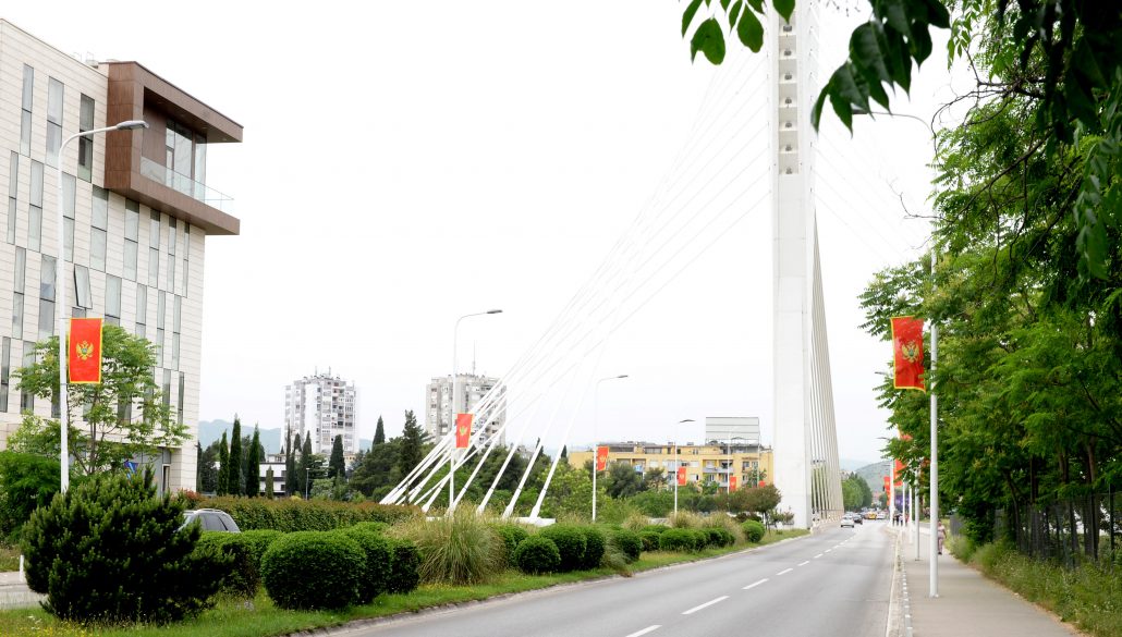 U susret Danu nezavisnosti Podgorica ukrašena državnim zastavama