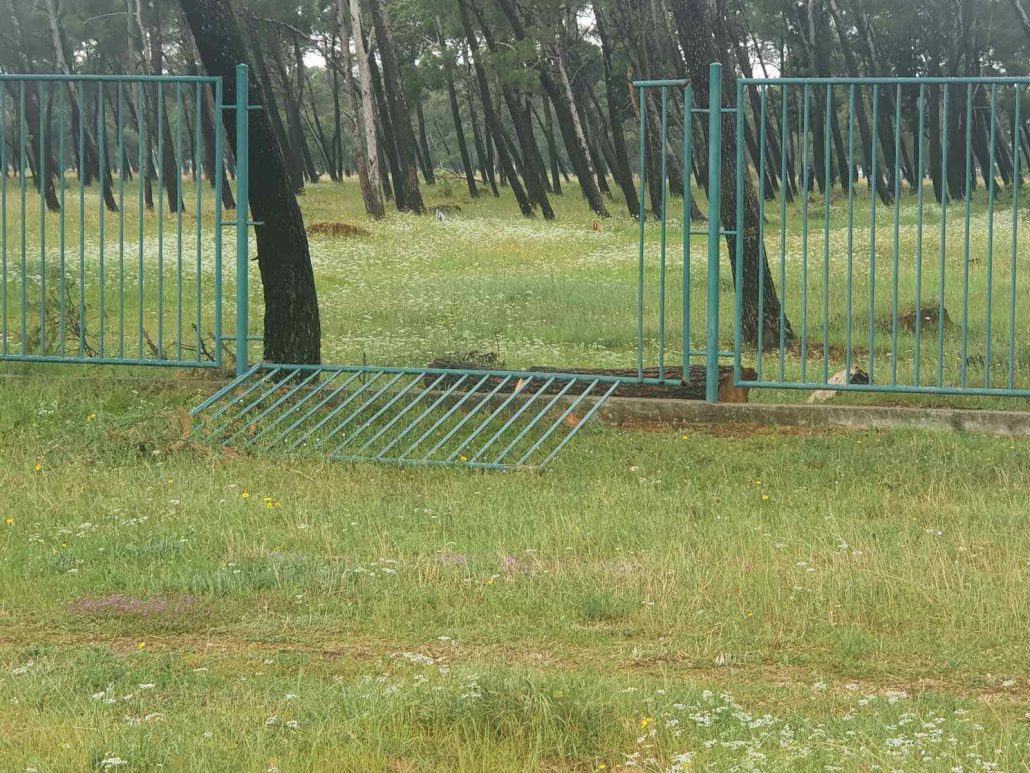 Uništen dio ograde oko Park šume Zlatica
