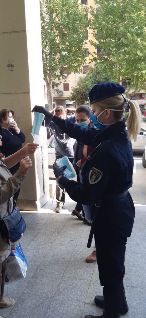 Pripadnici gradskih službi dijelili zaštitne maske građanima