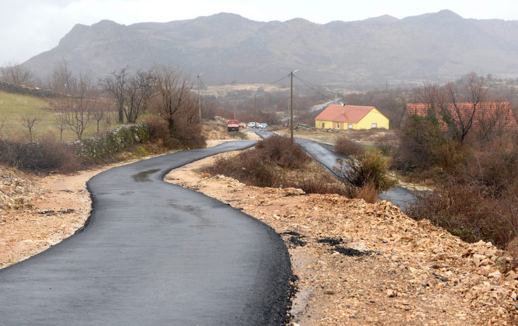 Novi asfalt za dva i po kilometra puta u Kučima