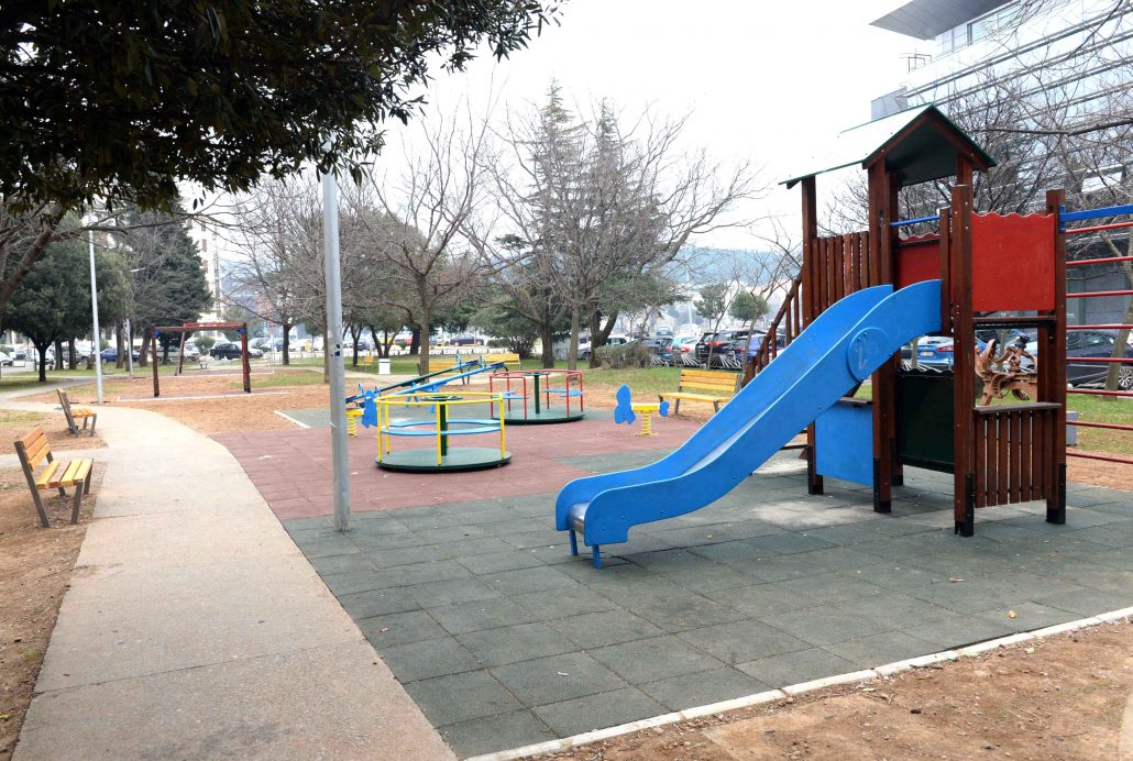 I najmlađi sugrađani u Ulici Serdara Jola Piletića dobili novo igralište