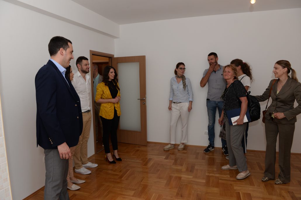 Gradonačelnik Vuković uručio ključeve od stanova zaposlenima u Glavnom gradu