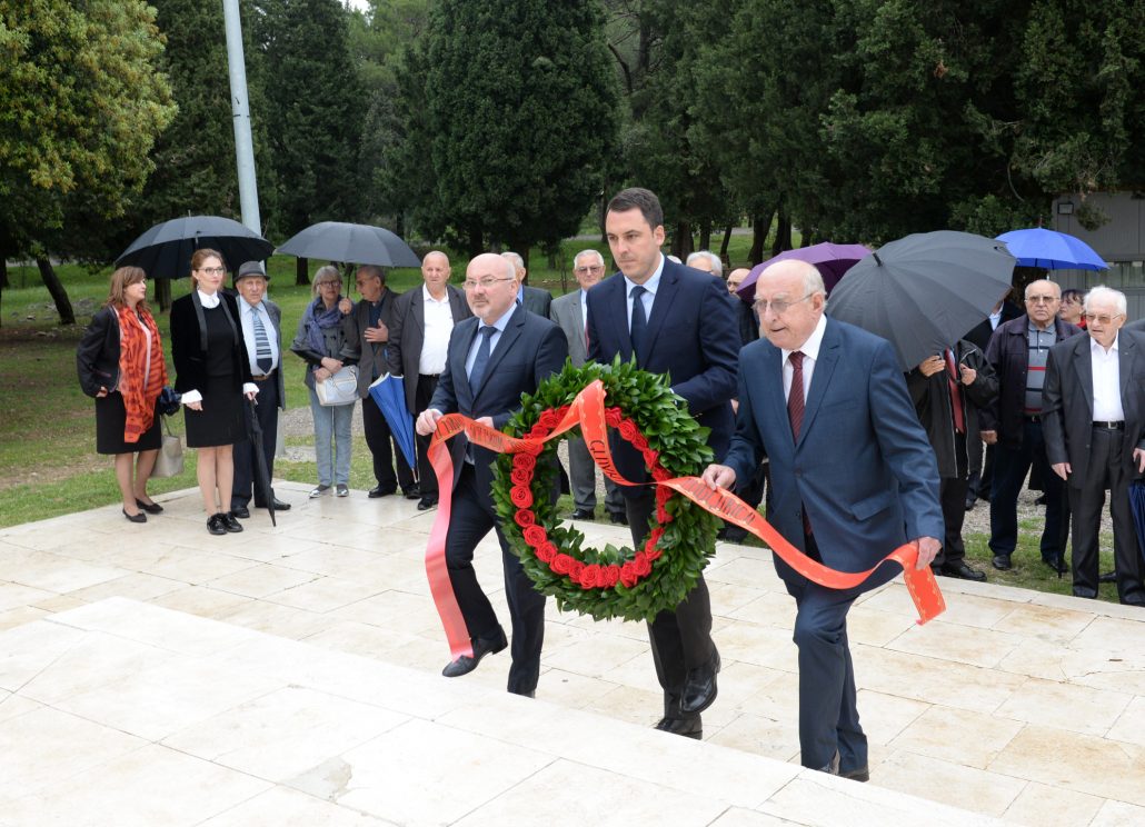 Rukovodstvo Glavnog grada i UBNOR-a Podgorice položili vijenac na spomenik Partizanu borcu na Gorici